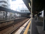 Series 221 als Special Rapid Service durchfährt von Kobe/Sannomiya kommend den Bahnhof Motomachi in Richtung Osaka (September 2015)